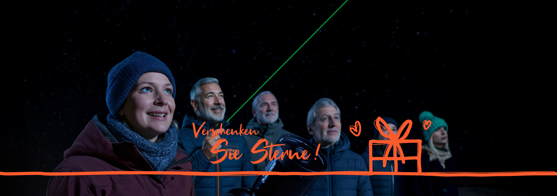 Menschen, die ihr Geschenk zur Sternenbeobachtung genießen