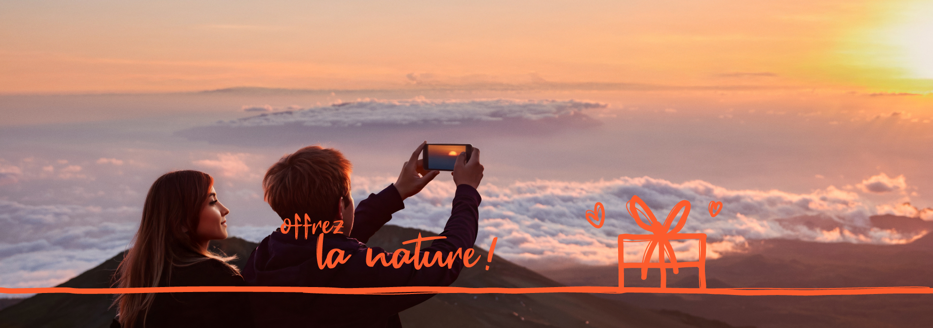 Couple qui profite de son cadeau et admire la nature
