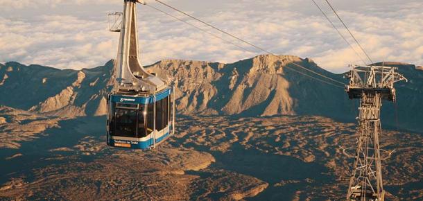 Seilbahn bei Abenddämmerung