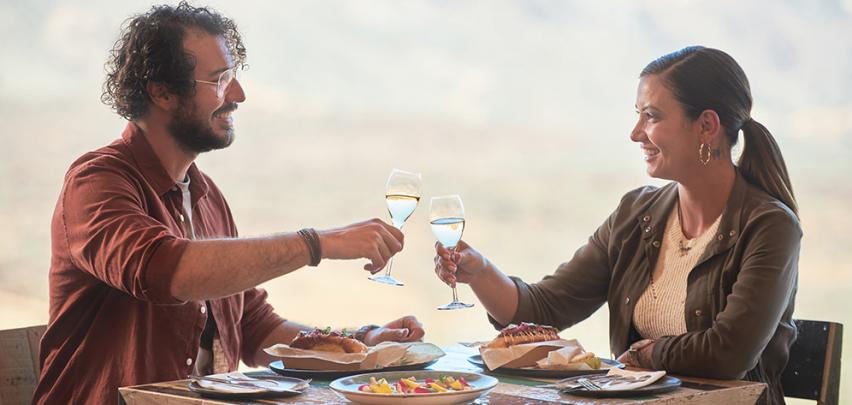 Pareja brindando en el restaurante-cafetería del Centro de Visitantes del Teleférico.