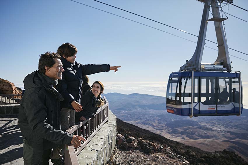 Rodzina uprawia zr&oacute;wnoważoną turystykę na wakacjach z Volcano Teide.