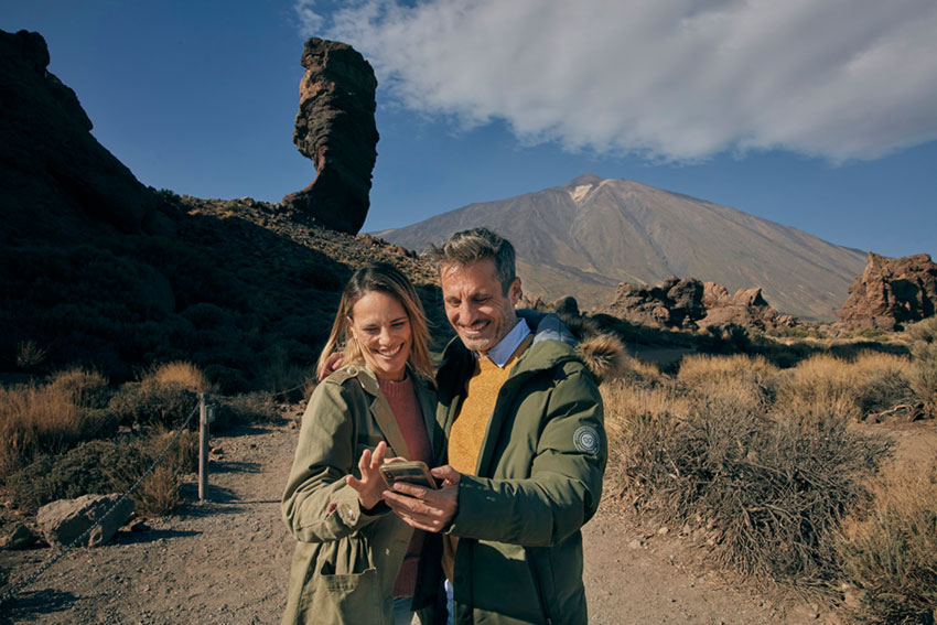 Couple using the Teide Legend audio guide during the Mount Teide Tour without Cable Car excursion Couple using the Teide Legend audio guide during the Mount Teide Tour without Cable Car excursion
