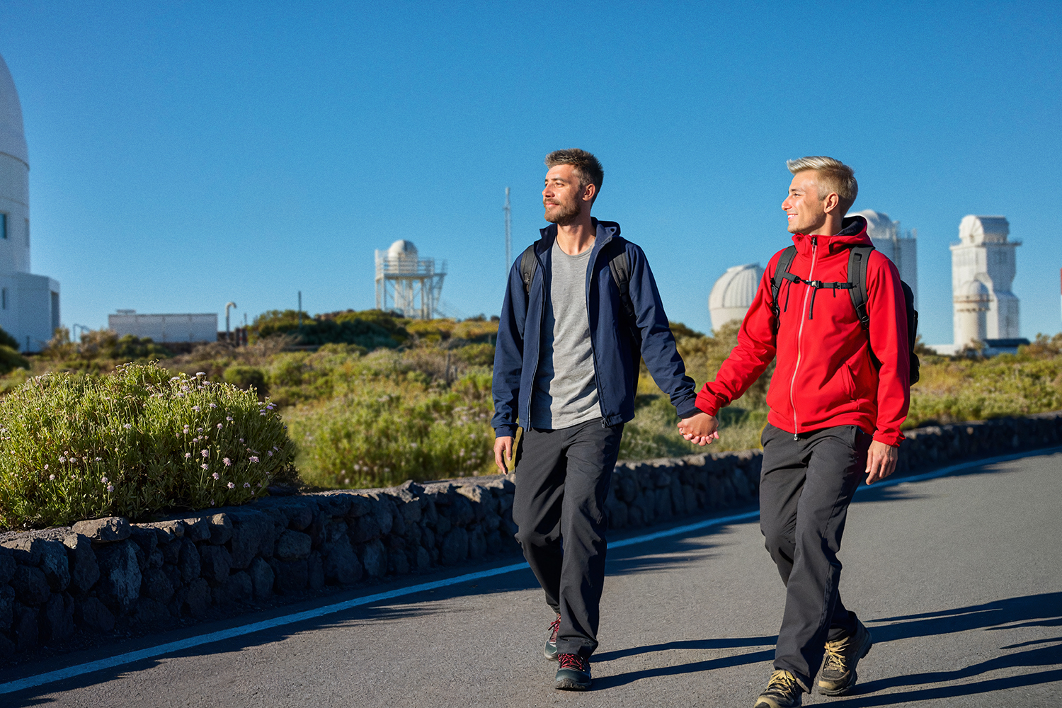 Besucher genie&szlig;en die F&uuml;hrung durch das Teide-Observatorium