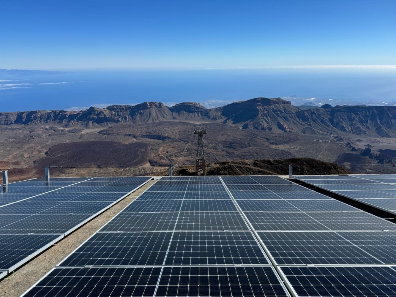Panneaux solaires sur les toits des stations du t&eacute;l&eacute;ph&eacute;rique du Teide