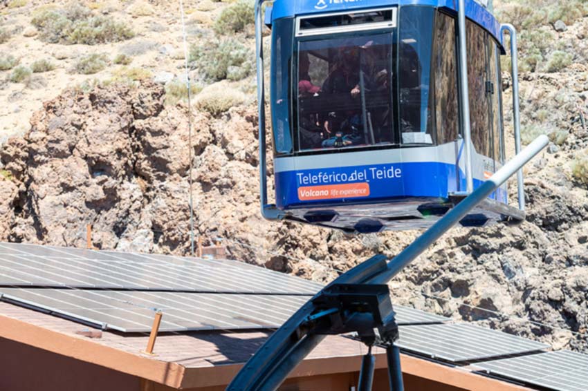 Panneaux photovolta&iuml;ques install&eacute;s sur les toits des b&acirc;timents de la station du bas du t&eacute;l&eacute;ph&eacute;rique du Teide